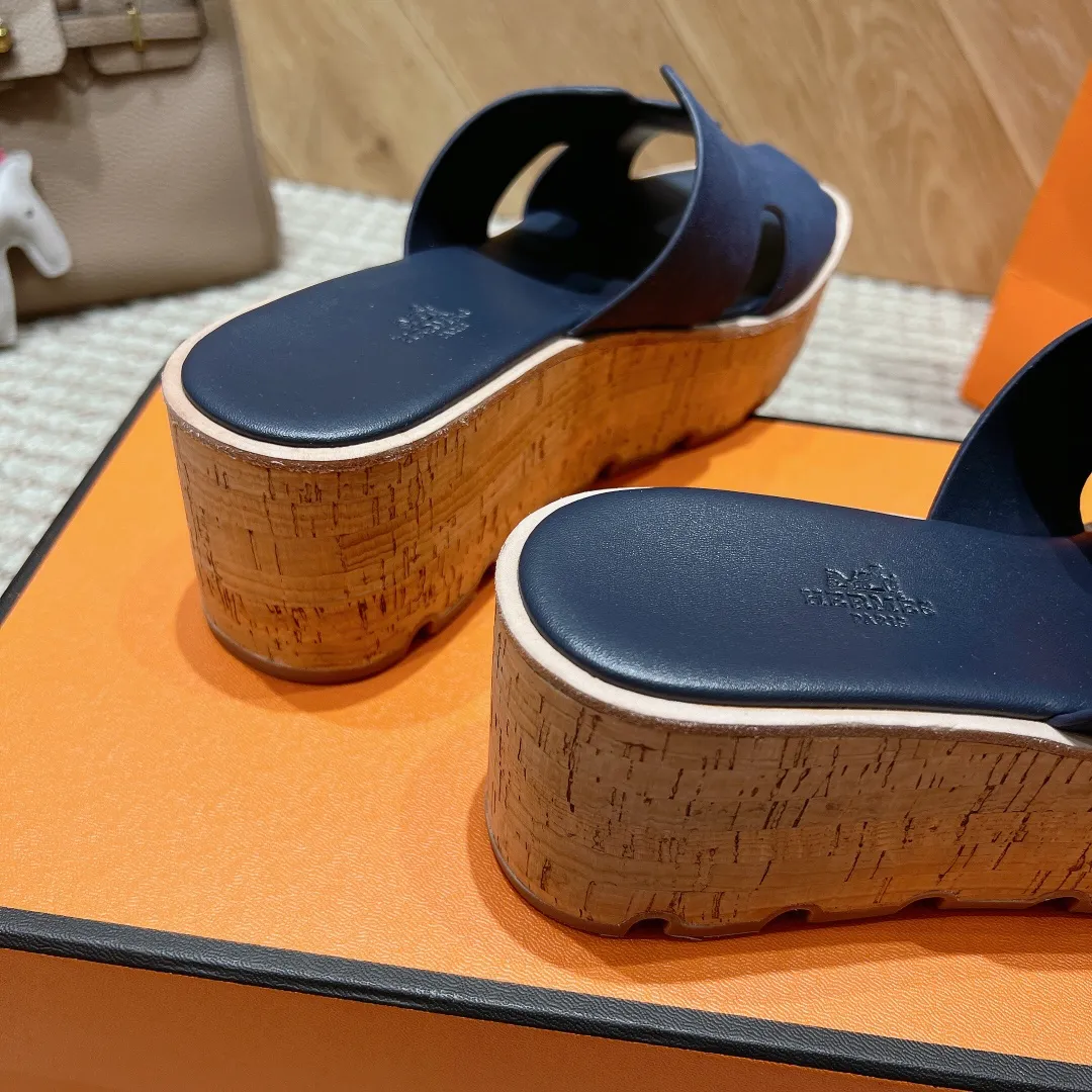 👟👟Ex-factory price 540👟👟 High version of the 2024 spring and summer new HERMES Hermès counter new style. The wedge-heeled Erjiu sandals and slippers, which have been extremely popular recently, are paired with various colorful socks. They are very trendy. Upper: cowhide. Outsole: technological imitation wood sole. Heel height: about 7cm. Size: Female 35-41 (40/41 non-refundable and non-exchangeable)